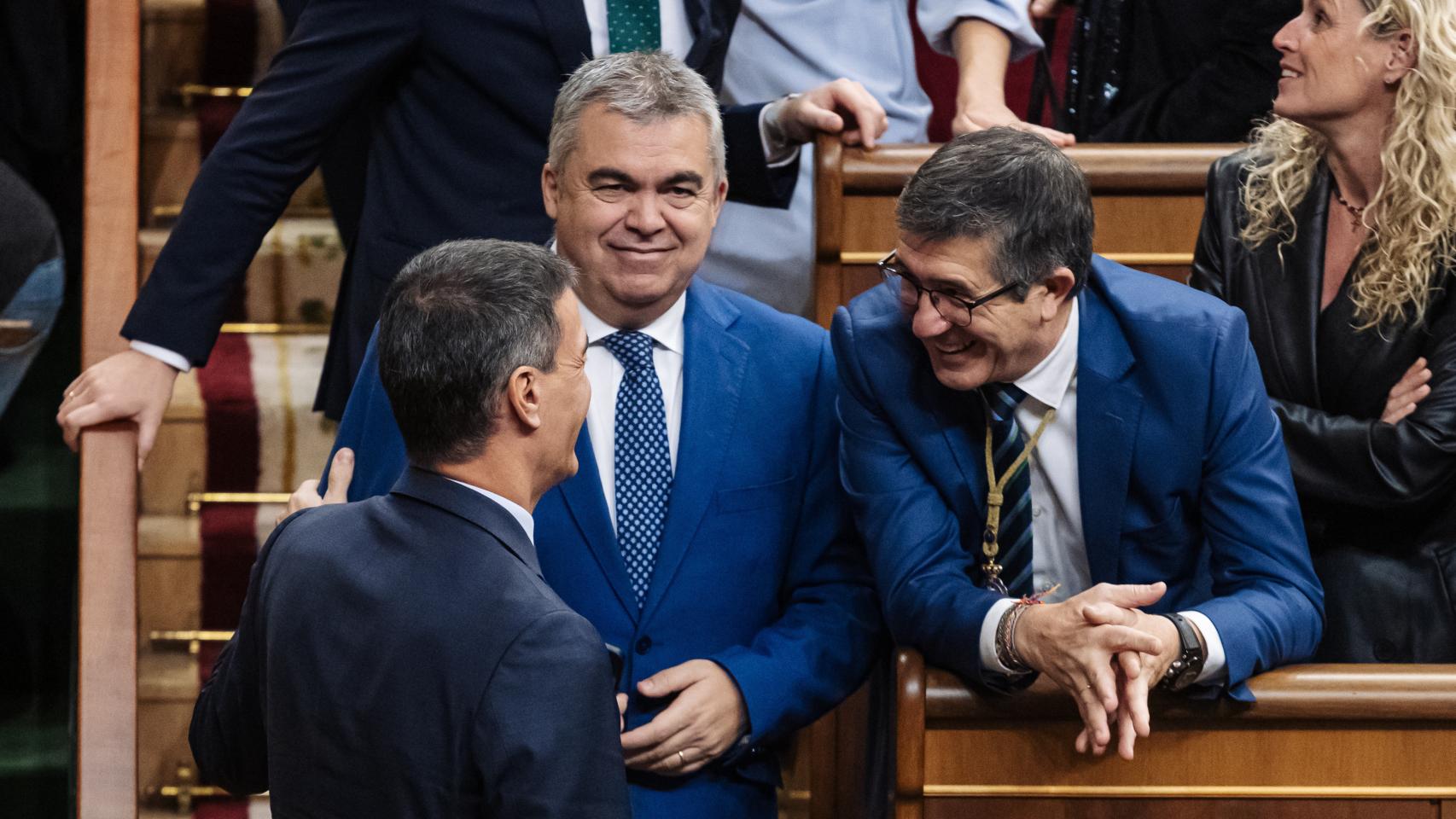 Pedro Sánchez habla en el Congreso de los Diputados con Santos Cerdán y Patxi López
