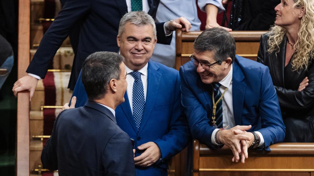 Pedro Sánchez habla en el Congreso de los Diputados con Santos Cerdán y Patxi López