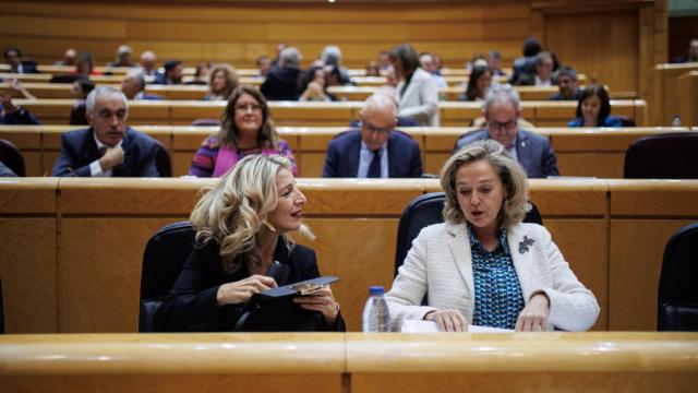 Yolanda Díaz y Nadia Calviño, vicepresidenta primera y segunda del Gobierno, en el Senado.