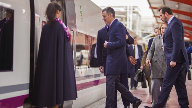 El presidente del Gobierno, Pedro Sánchez, junto con el ministro de Transportes, Oscar Puente, entrando al tren en la estación de Chamartín
