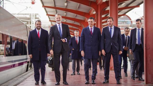 De izquierda a derecha: el presidente del Principado de Asturias, Adrián Barbón, el Rey Felipe VI, el presidente del Gobierno, Pedro Sánchez, y el ministro de Transportes, Oscar Puente