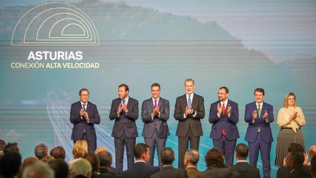 El presidente de Renfe, Raül Blanco; el ministro de Transporte, Óscar Puente; el presidente del Gobierno, Pedro Sánchez; el Rey Felipe VI, el presidente del Principado de Asturias, Adrián Barbón; el presidente de la Junta de Castilla y León, Alfonso Fernández Mañueco; y María Luisa Fernández, presidenta de Adif