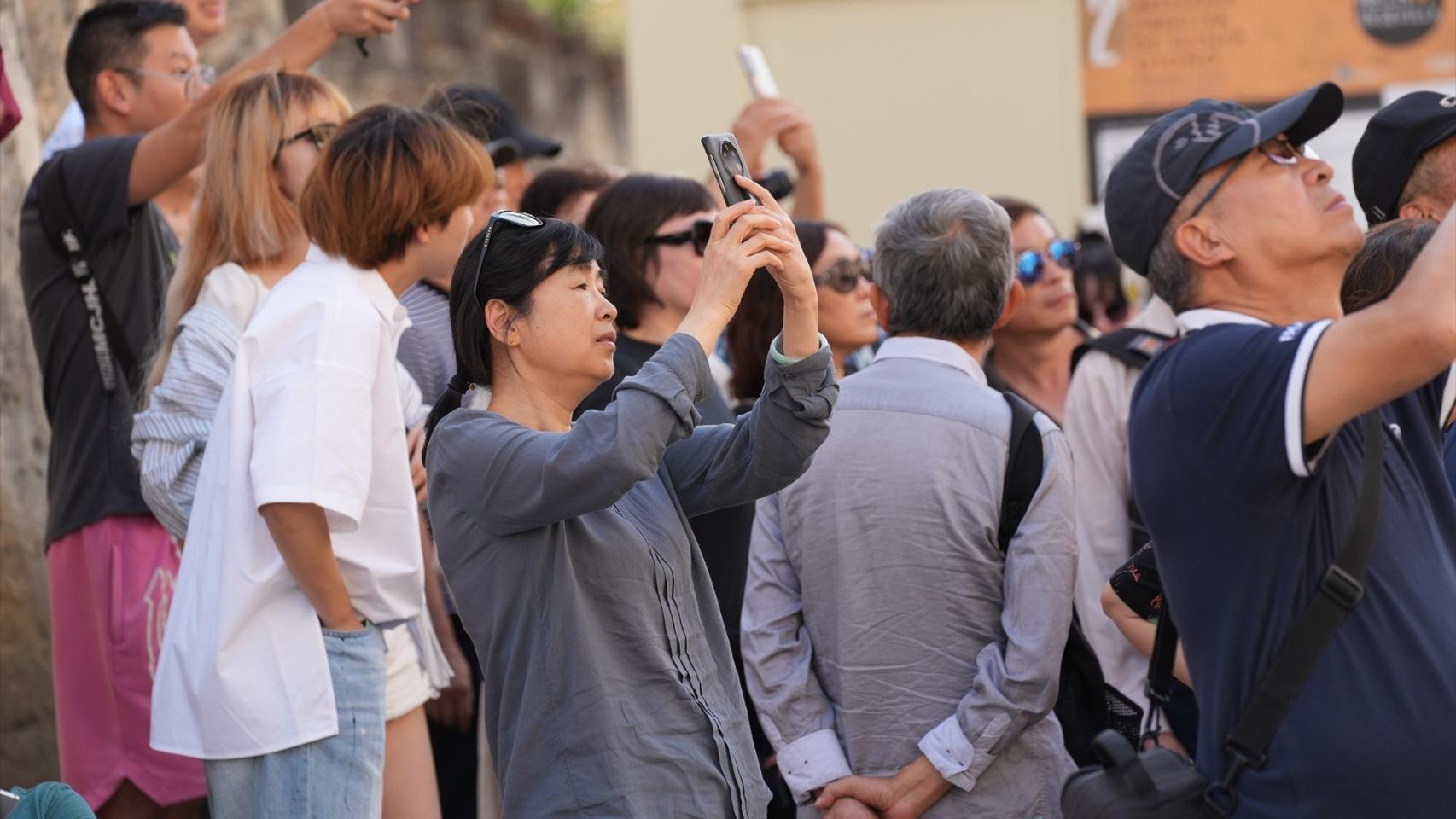 Un grupo de turistas asiáticos en la ciudad de Sevilla