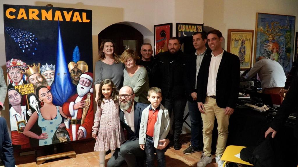 Los protagonistas posan con el cartel.