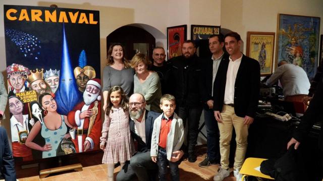 Los protagonistas posan con el cartel.