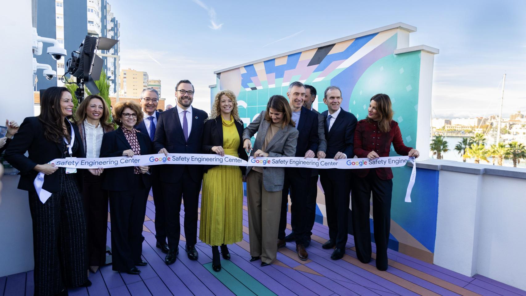 Corte de cinta inaugural del centro de ciberseguridad de Google en Málaga.