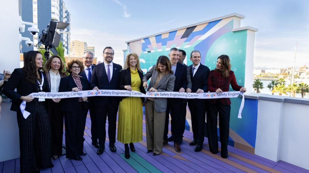 Corte de cinta inaugural del centro de ciberseguridad de Google en Málaga.