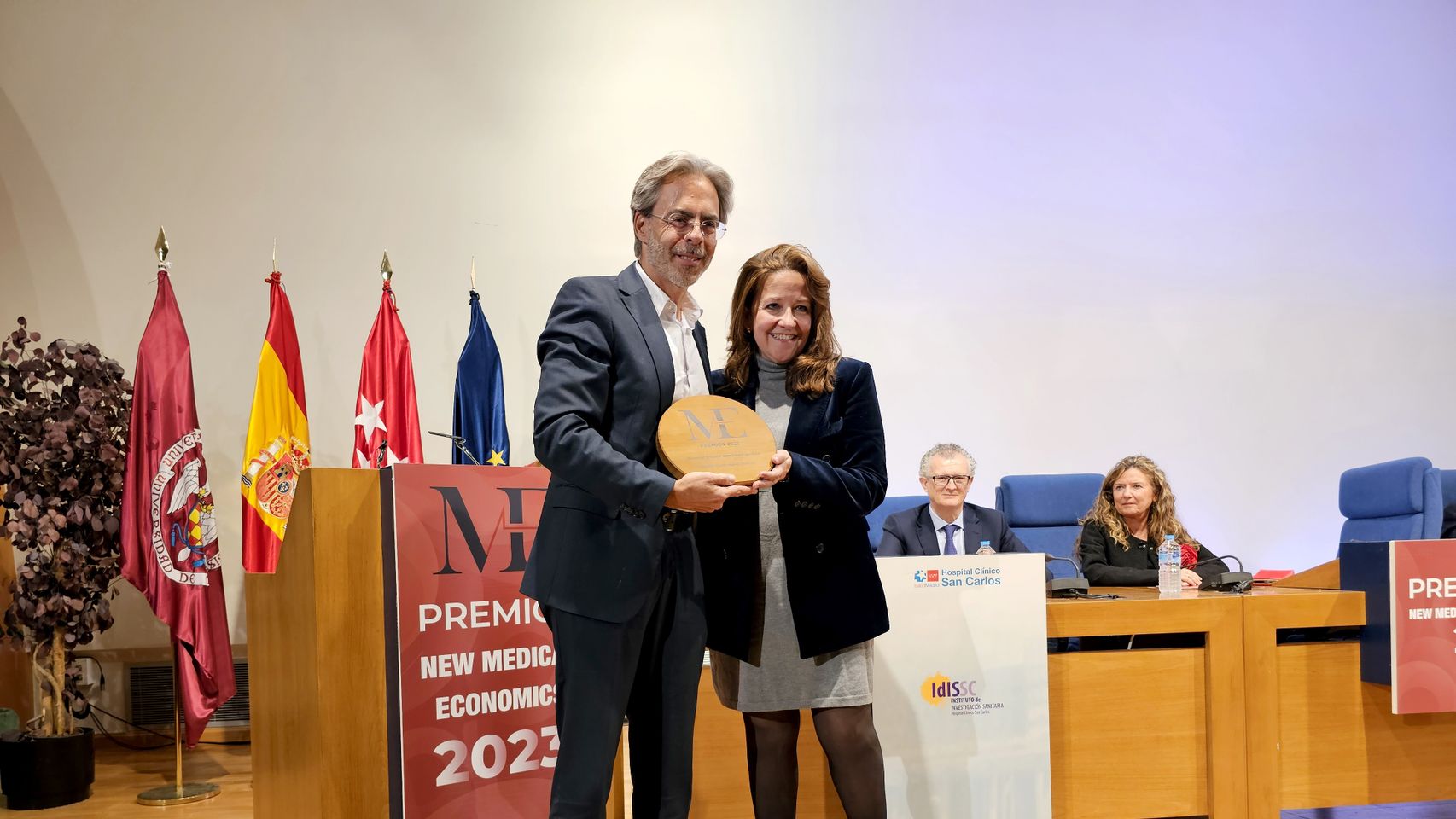El director gerente de Quirónsalud Málaga, Tomás Urda, recogiendo el premio.