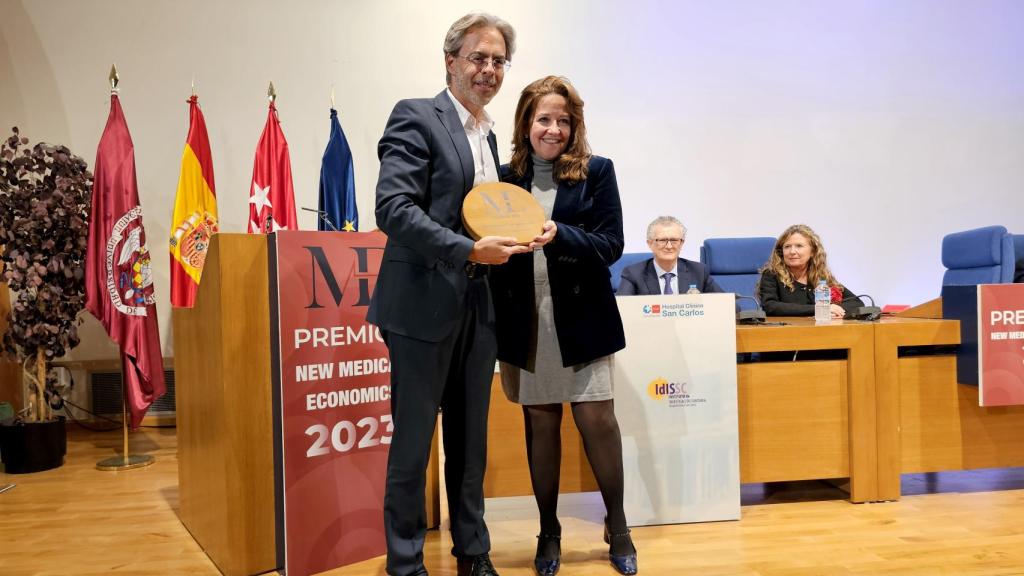 El director gerente de Quirónsalud Málaga, Tomás Urda, recogiendo el premio.