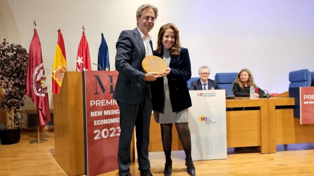 El director gerente de Quirónsalud Málaga, Tomás Urda, recogiendo el premio.