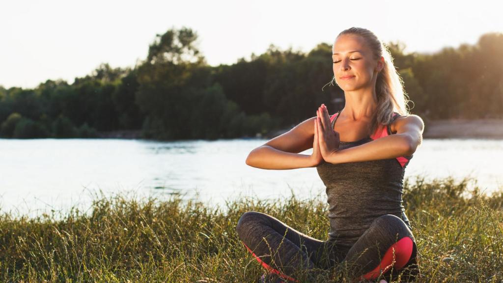 Una mujer practicando yoga de flujo lento.