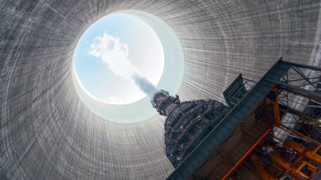 Interior de la chimenea de una central térmica