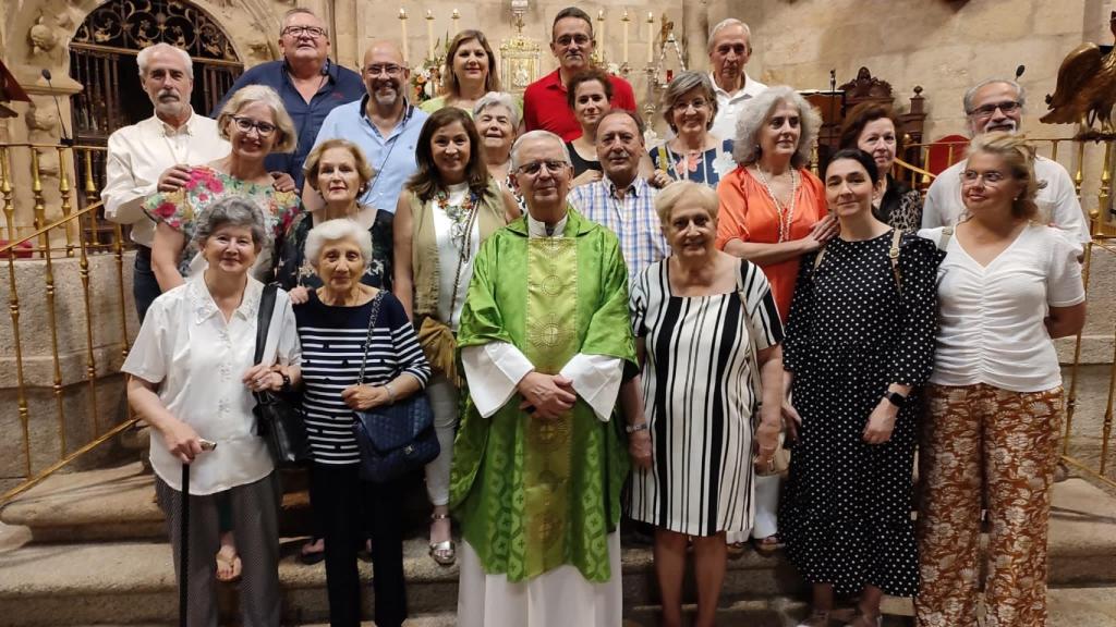 Ceferino de las Heras, en el centro de la imagen, junto a un grupo de personas.