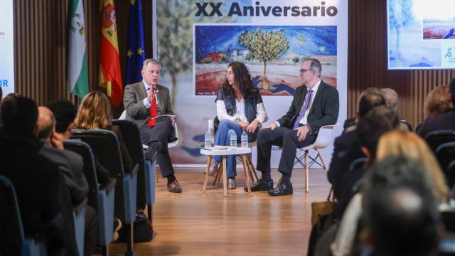 José Luis Sanz, Loles López y Jaime Bretón durante el 20º aniversario del Comisionado del Polígono Sur.