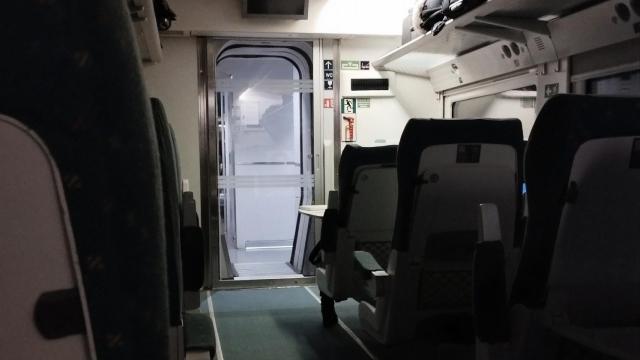 Imagen del interior del convoy con escasa luz.