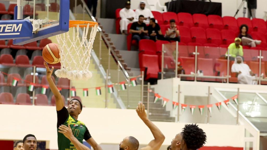 Partido de la Liga de Baloncesto de Emiratos sin apenas afluencia de gente.
