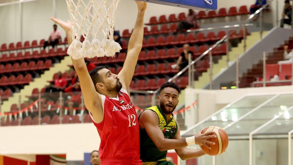 Lance de un partido de la Liga de baloncesto de Emiratos.