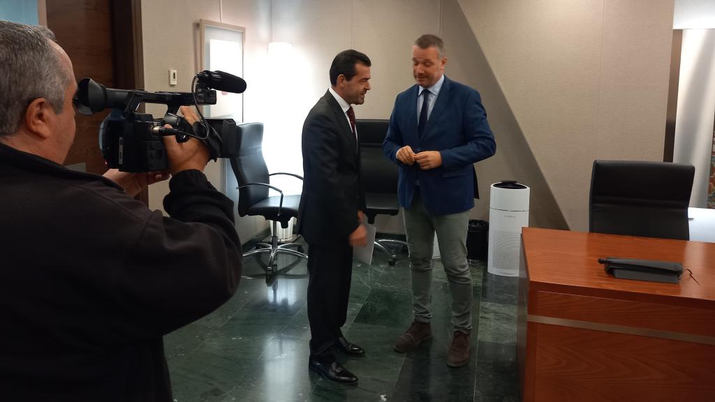 Rubén Martínez y Joaquín Segado momentos antes de firmar el Proyecto de Ley de Presupuestos.