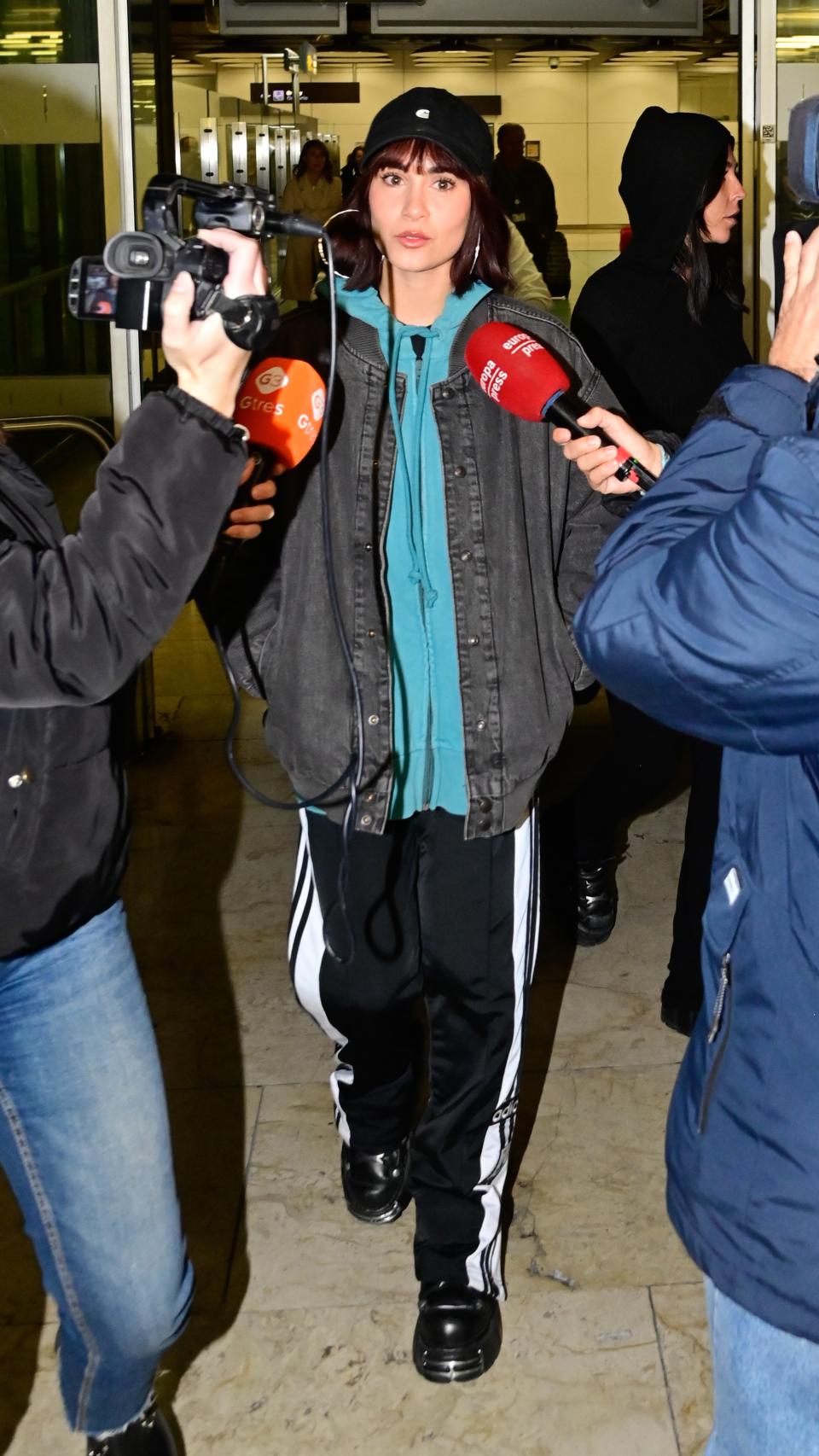 Aitana Ocaña atendiendo a los medios de comunicación, en el Aeropuerto Adolfo Suárez de Madrid.