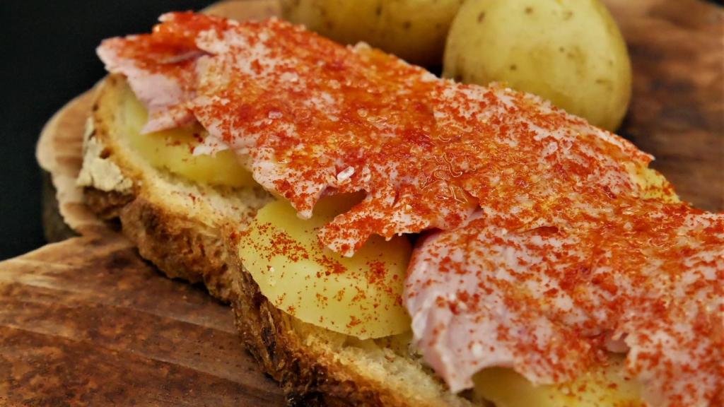 Tosta de lacón a la gallega con pimentón