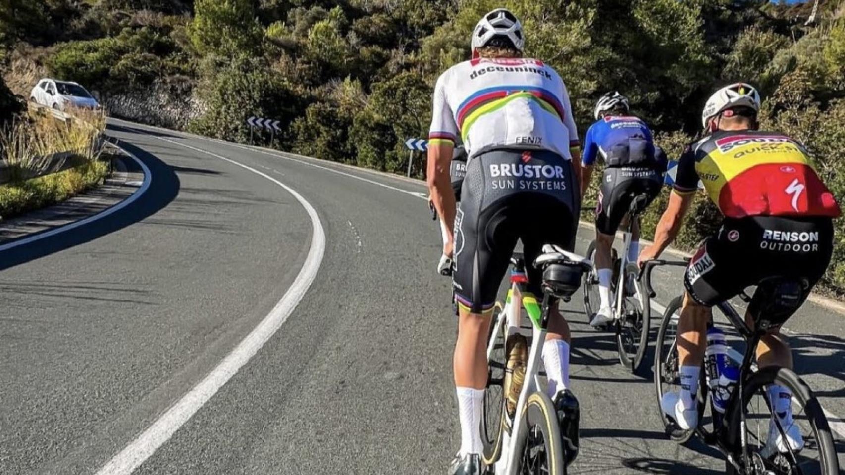 Mathieu van der Poel entrenando con Remco Evenepoel en Alicante.