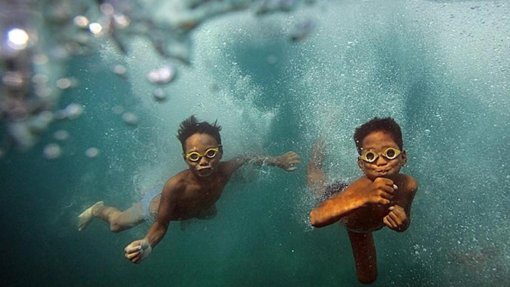 Dos miembros de la tribu de los Bajau buceando