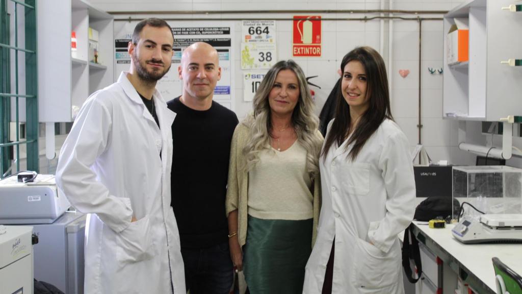 Marcos Blanco, becario predoctoral; Antonio Tabernero, profesor contratado doctor; Eva Martín del Valle, catedrática; e Inmaculada de Dios, becaria predoctoral, en el laboratorio de Ingeniería Química de la Facultad de Ciencias de la USAL