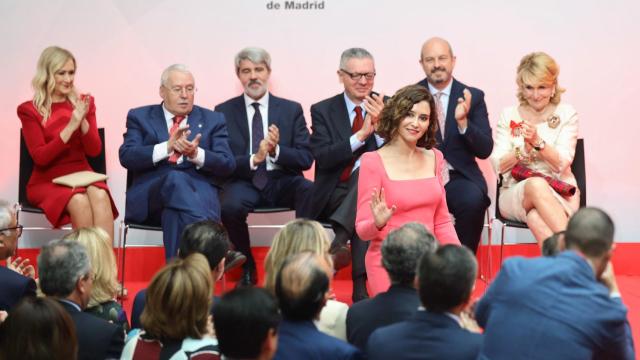 La presidenta de la Comunidad de Madrid, Isabel Díaz Ayuso, es aplaudida a su llegada a un acto de la Comunidad de Madrid para conmemorar el 2 de mayo.