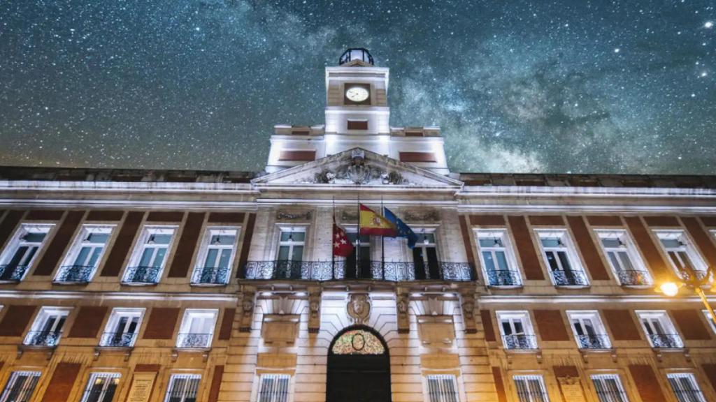 La Real Casa de Correos iluminada.