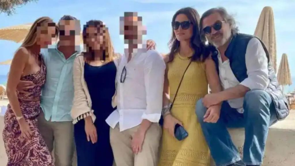 Pepe Navarro y su pareja, Beatriz, en una fotografía reciente con unos amigos.