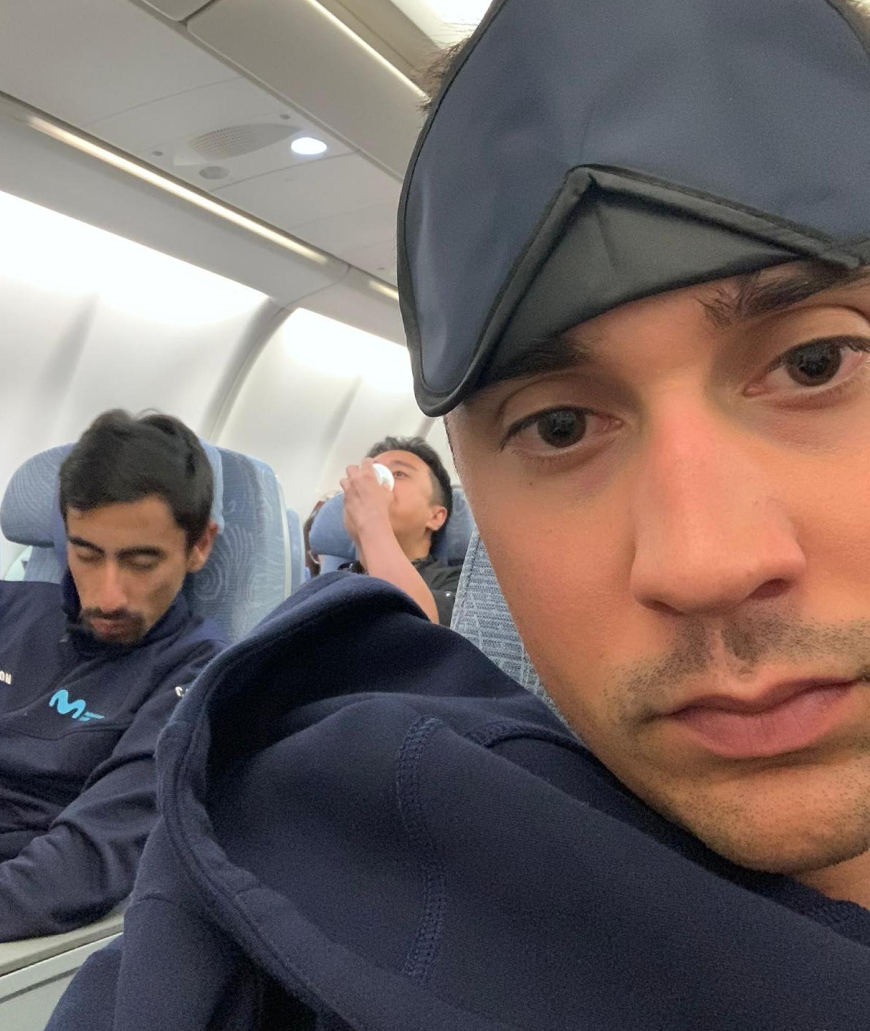 Óscar Rodríguez, en un viaje en avión con Movistar Team.