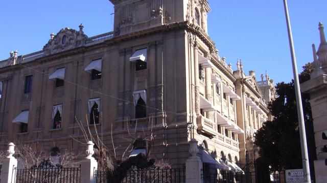 Fachada de la Diputación de Alicante.