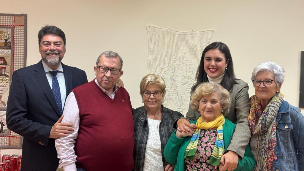 El alcalde, Luis Barcala, y la concejala de Mayores, Nayma Beldjilali.