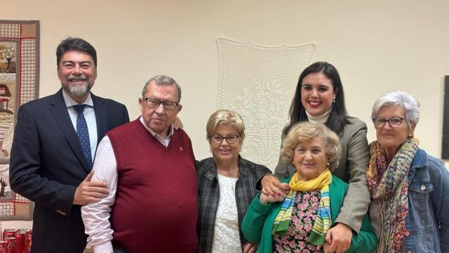 El alcalde, Luis Barcala, y la concejala de Mayores, Nayma Beldjilali, en la inauguración del área.