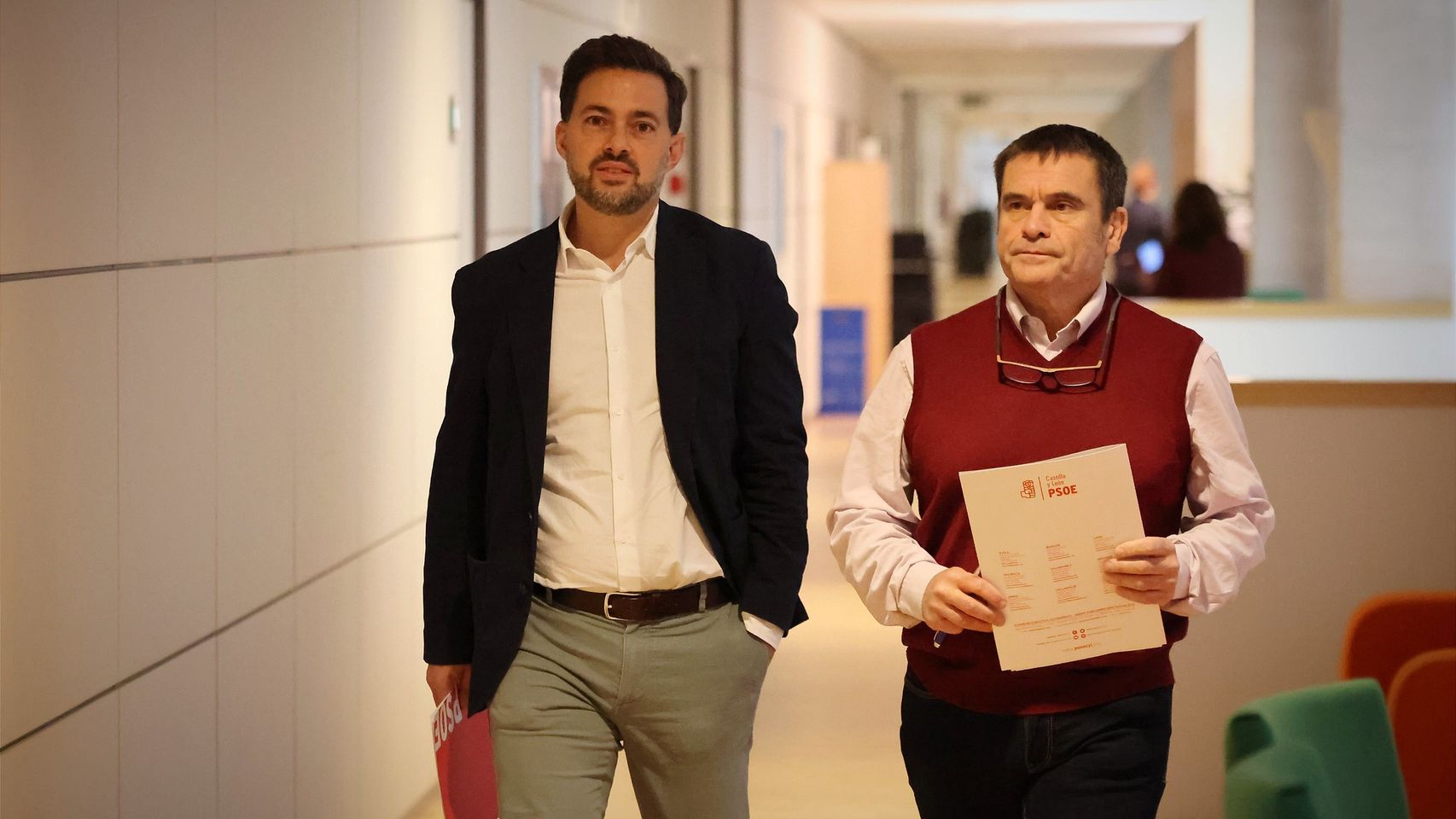 Los procuradores del Grupo Socialista Diego Moreno y Jesús Puente, a su llegada a la rueda de prensa de este jueves en las Cortes.