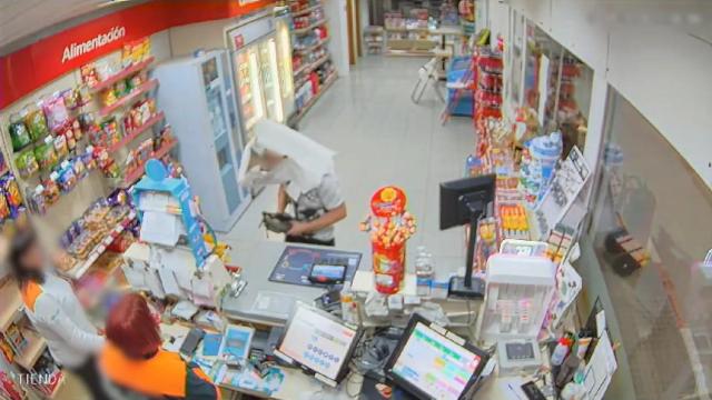 El surrealista atraco a una gasolinera en Burgos: con una caja de cartón en la cabeza para no ser reconocido
