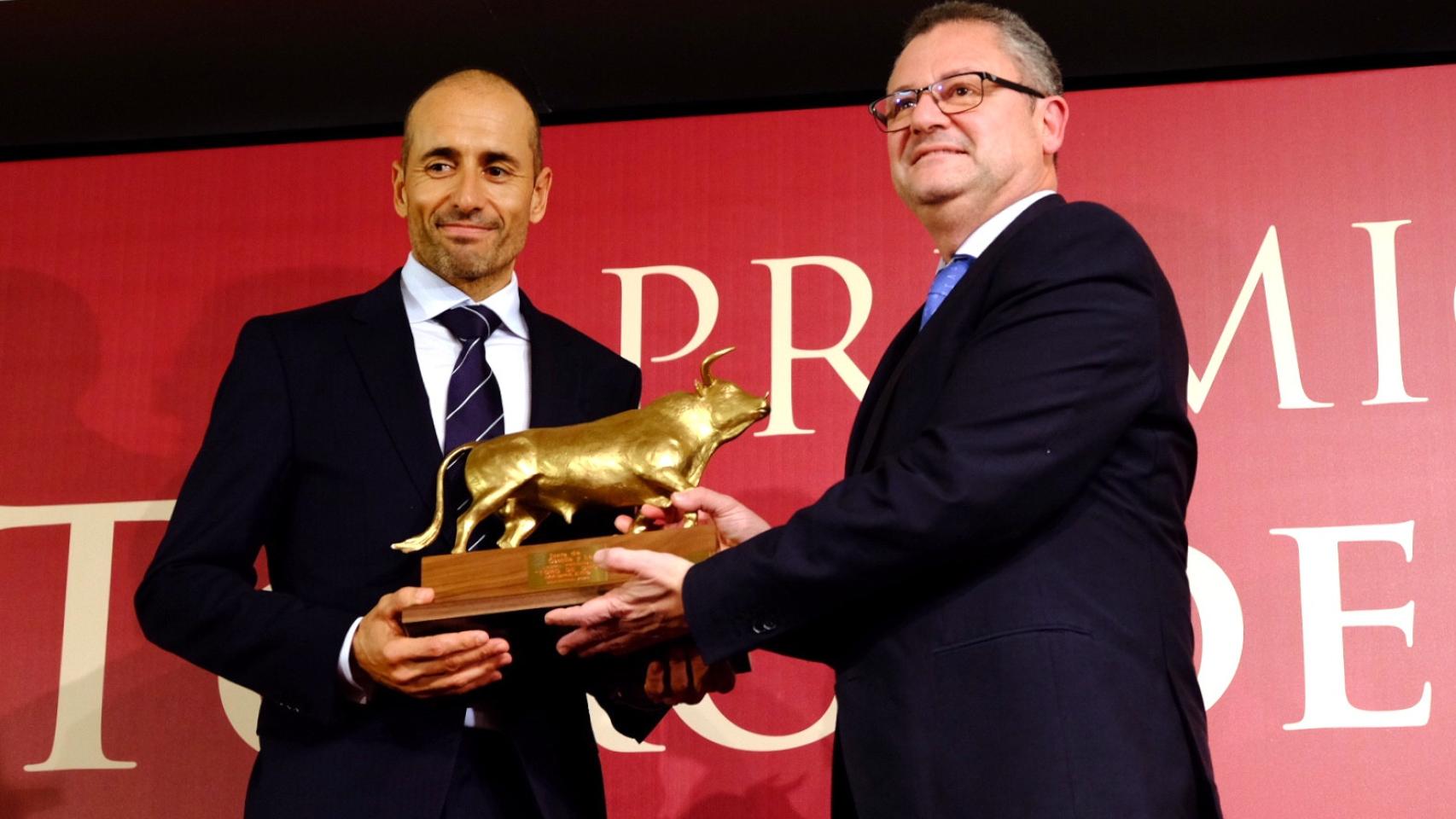 Manolo 'Vellosino' recibe el Toro de Oro de manos del consejero de Agricultura y Ganadería, Gerardo Dueñas