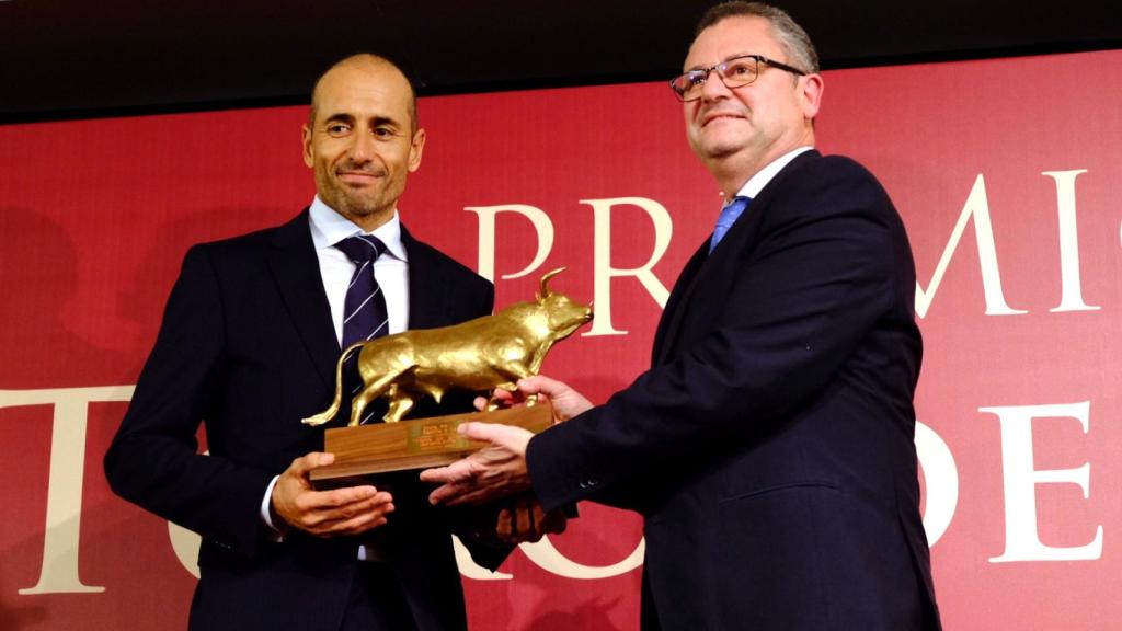 Manolo 'Vellosino' recibe el Toro de Oro de manos del consejero de Agricultura y Ganadería, Gerardo Dueñas