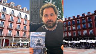 José F. Peláez con ‘Vallisoletanías' y la Plaza Mayor al fondo