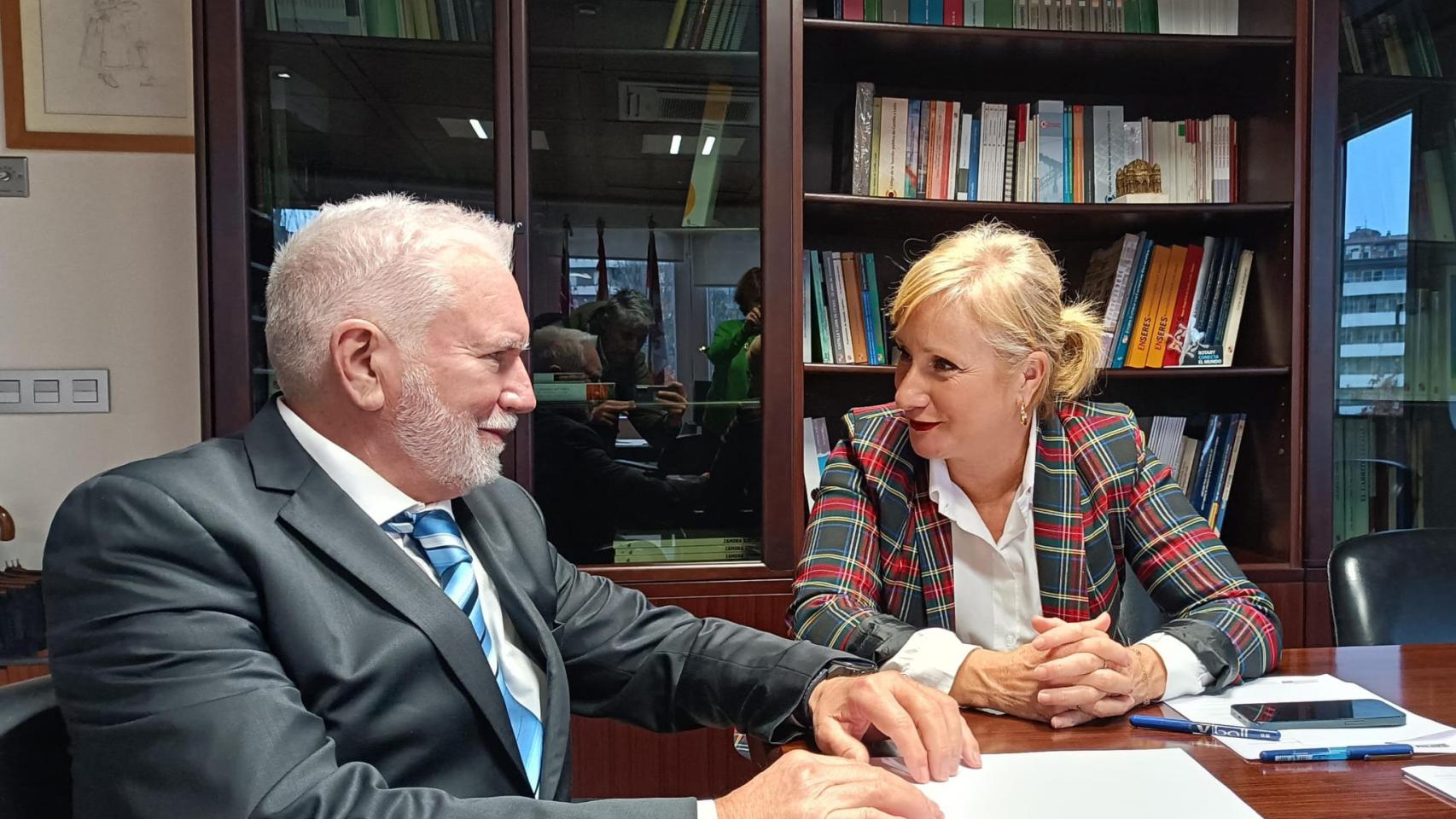 El presidente ejecutivo de LatemAluminium, Macario Fernández; y la delegada territorial de la Junta de Castilla y León en Zamora, Leticia García