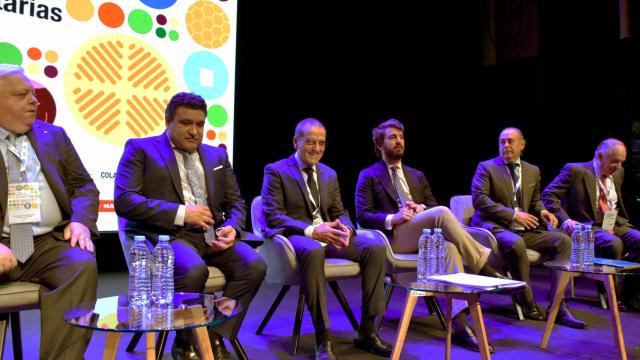 El presidente de Urcacyl, Fernando Antúnez; el diputado de Agricultura y Ganadería, José Ángel Ruíz; el vicepresidente de la Junta, Juan García-Gallardo; el presidente de las Cajas Rurales de Castilla y León, Nicanor Santos; y el director de Urcacyl, Jerónimo Lozano
