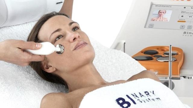 Modelo disfrutando de un tratamiento de belleza.