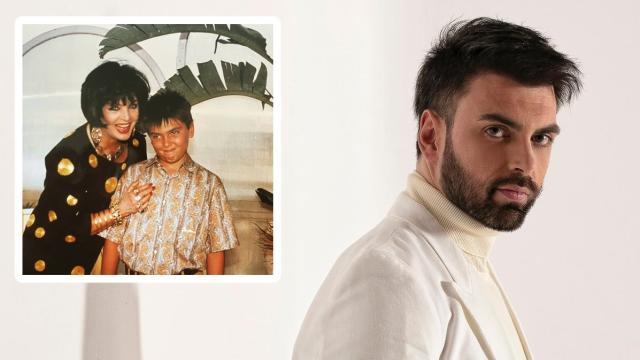 El cantante Zeus Tous en un montaje de EL ESPAÑOL junto a una fotografía de él, de pequeño, con su madre.