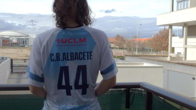 Aura tiene 17 años y la Federación de CLM no le permite jugar al baloncesto