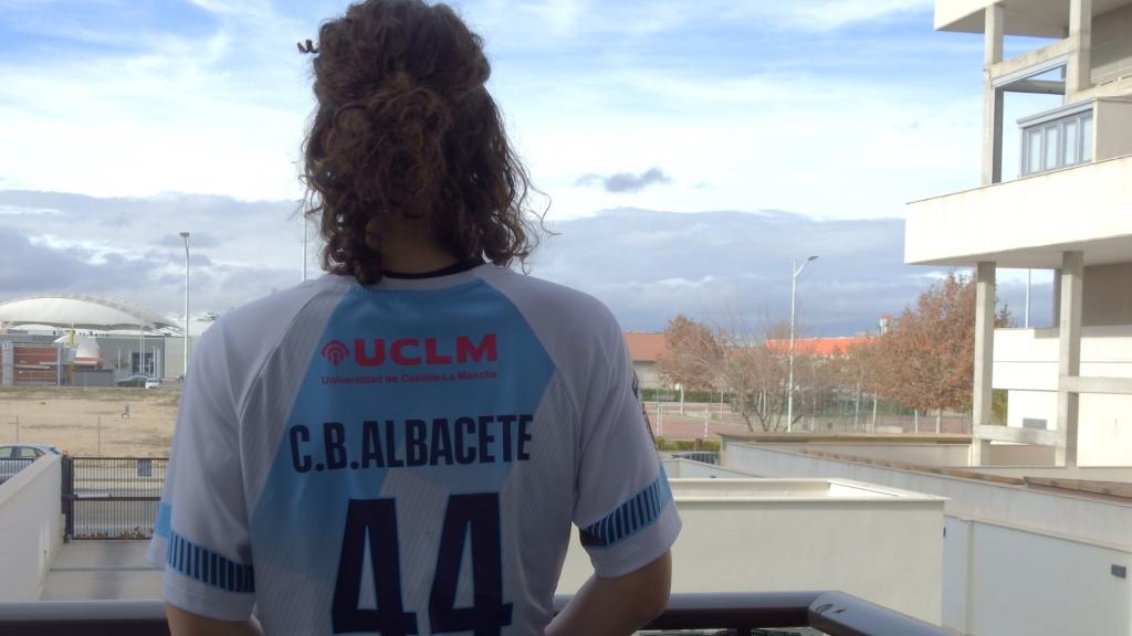 Aura tiene 17 años y la Federación de CLM no le permite jugar al baloncesto