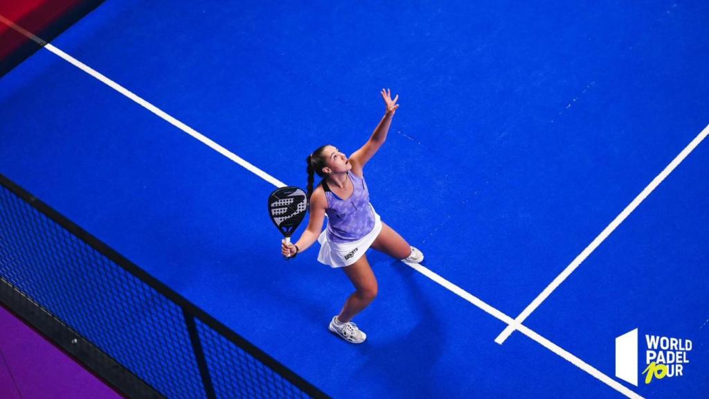 Águeda Pérez, disputando un partido del World Padel Tour.