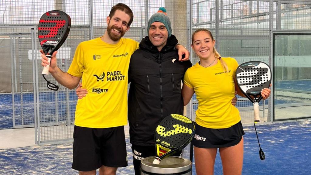 Águeda posando con un compañero y su entrenador tras un partido.