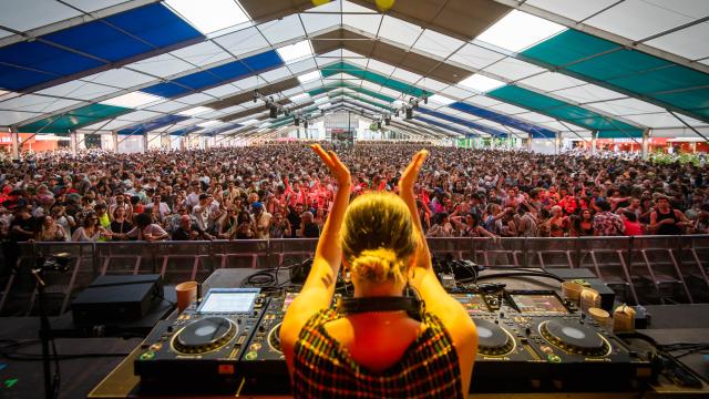 Ambiente en el escenario Sónar Village durante la edición de 2023. Foto: Ariel Martini/Sónar