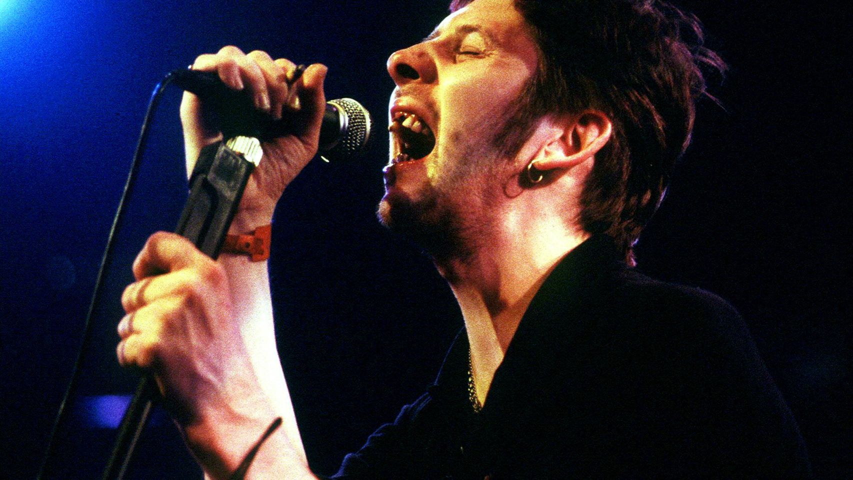 Shane MacGowan, antiguo líder de The Pogues, en una actuación con su banda The Popes en el festival de jazz de Montreux (Suiza), 1995. Foto: Reuters