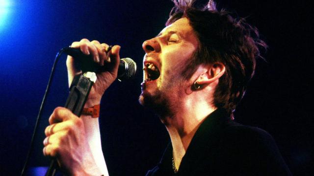 Shane MacGowan, antiguo líder de The Pogues, en una actuación con su banda The Popes en el festival de jazz de Montreux (Suiza), 1995. Foto: Reuters